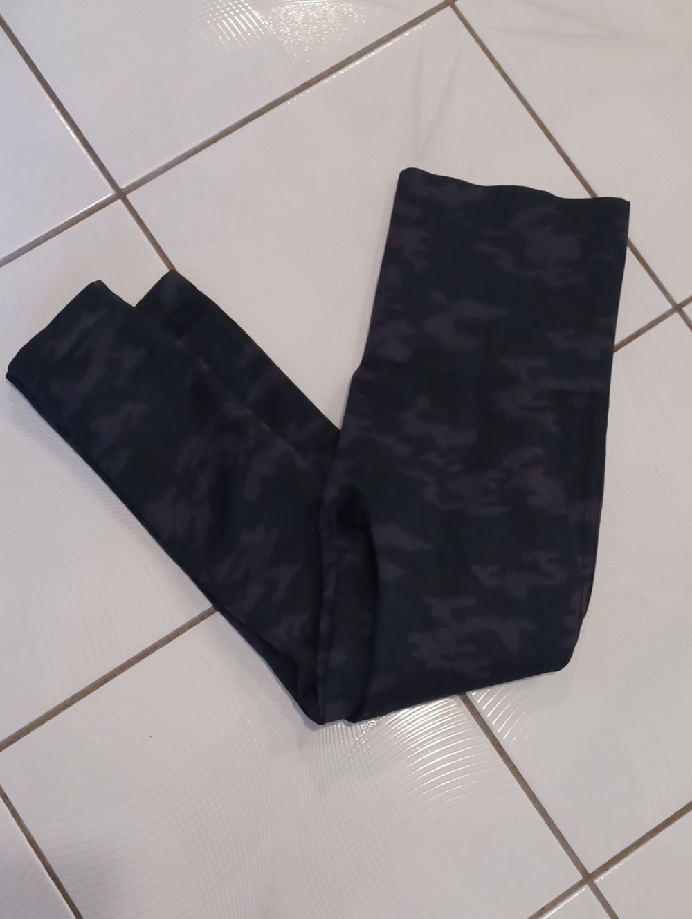 4/$80 New Spanx Green & Grey Camo Leggings - Size 2X